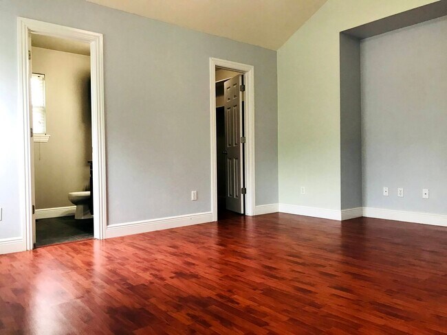 Building Photo - 3 bedroom 2 bath centrally located - fenced yard - 2 carG