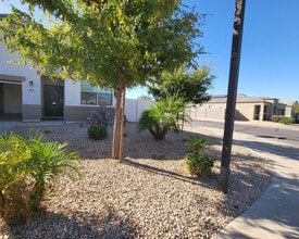 Building Photo - 3 Bedroom 2 Bathroom Magma Ranch Home