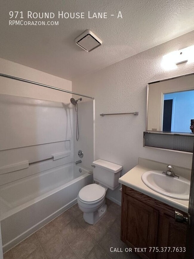 Building Photo - 971 Round House Ln