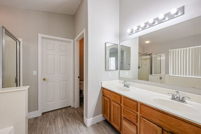 Building Photo - Beautiful 4 Bed 2000+ SFT property in Wind...