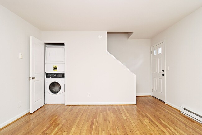 Building Photo - Student & Pet-Friendly Duplex With Ting In...