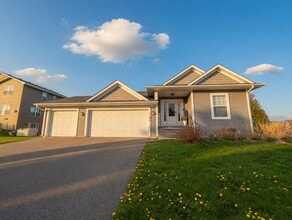 Building Photo - Awesome 4Bed 3Bath Home in Watertown!