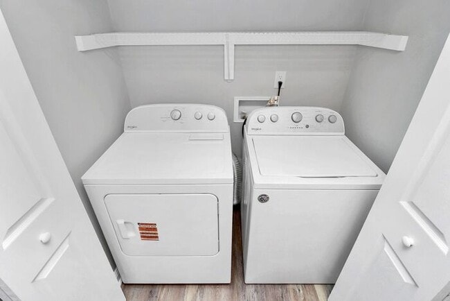 Building Photo - END UNIT 3BD/2.5BA Townhome in Lexington Commons