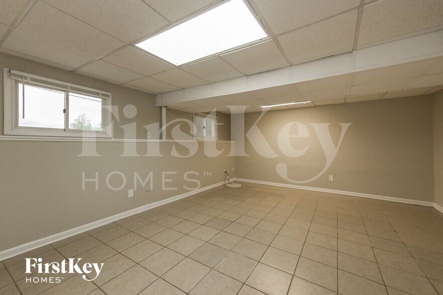 Building Photo - 611 W Oakwood Dr