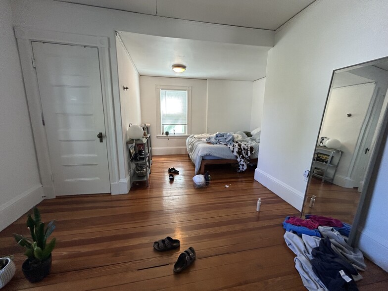 Building Photo - 108 Brooks St