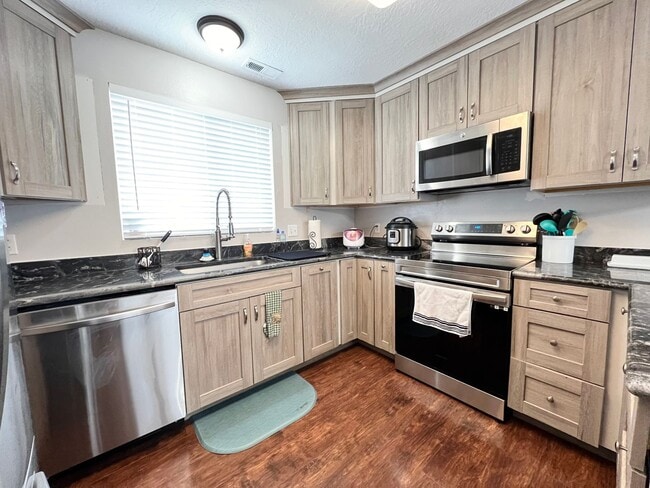 Building Photo - 3 Bedroom/2 Bathroom House in Stansbury Park