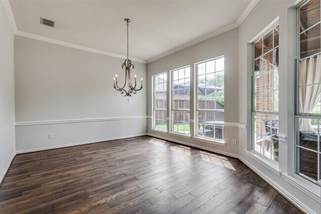 Building Photo - Located in a highly desirable neighborhood.