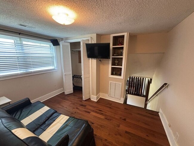 Building Photo - 720 Riverland Dr