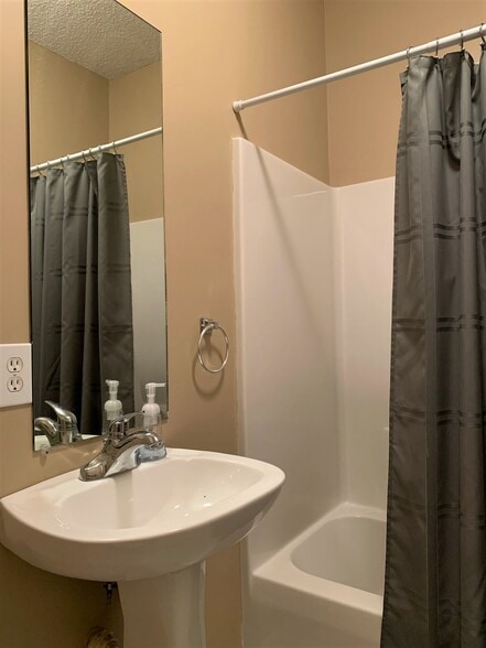 Private Full Bath - 423 N Donahue Dr
