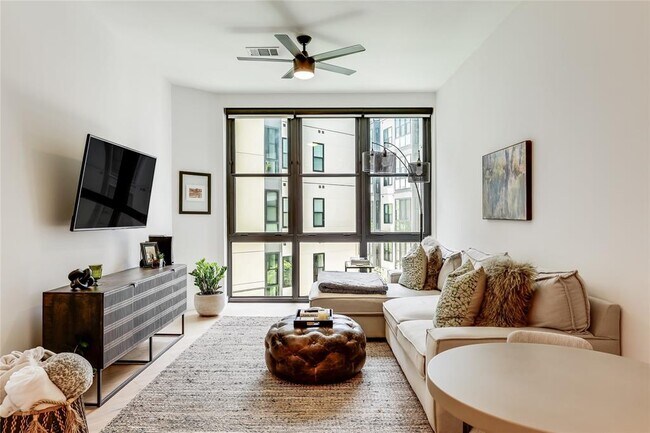 Building Photo - 800 Embassy Dr