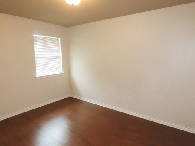 Building Photo - Beautiful 3 Bedroom, 2 Bath Duplex in Lind...
