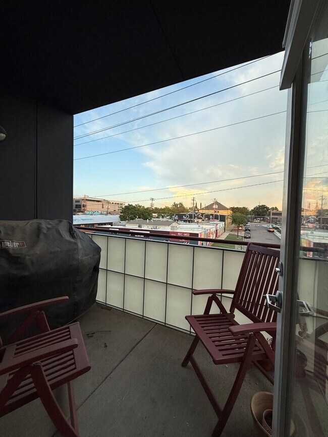 Building Photo - Sunny 3rd floor RiNo Corner Unit Condo- Gr...