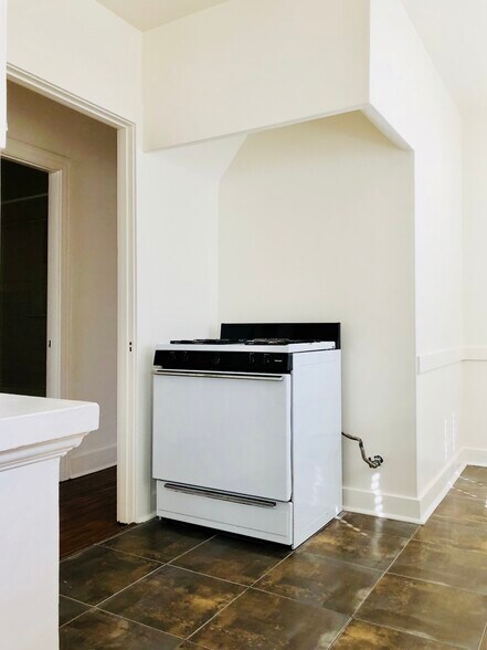 Kitchen - 1134 N Gardner St