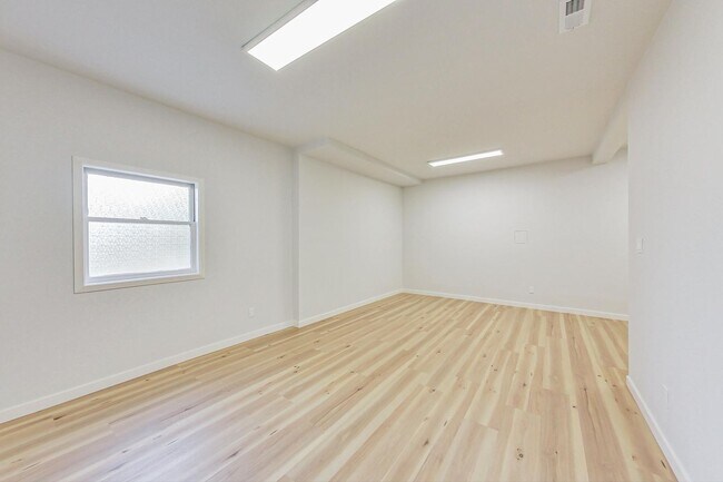 Building Photo - Introducing the Perfect Blend of Elegance and Comfort in San Francisco's Westwood Highlands!