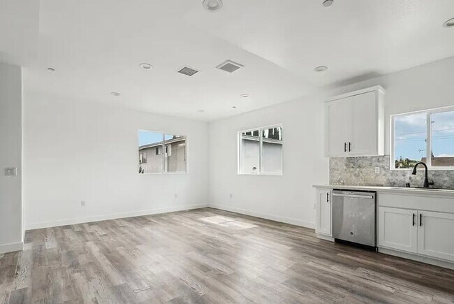 Building Photo - 4BED/3BATH IN BOYLE HEIGHTS!
