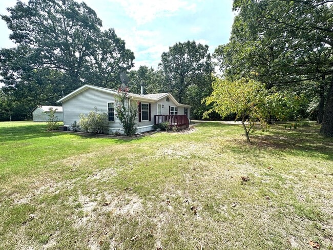 Building Photo - $1,350 / Month | 3 Bed · 2 Bath · 1,375 Sq...