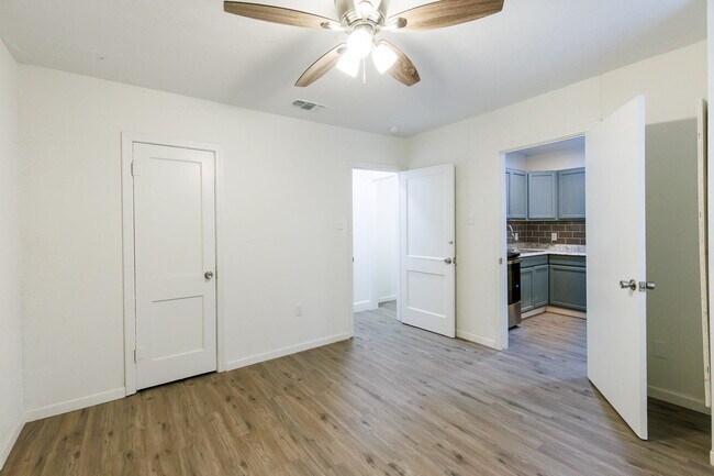 Building Photo - Recently Remodeled Duplex with Modern Touches and a Private Backyard!!