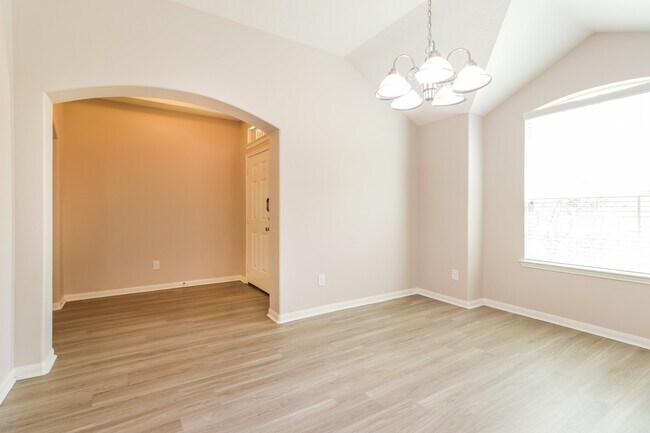 Building Photo - 603 Lake View Dr