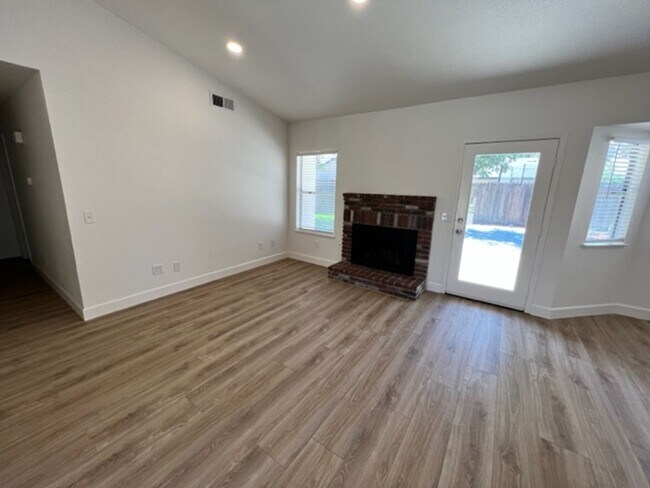 Building Photo - 1521 Cottonwood Ct S
