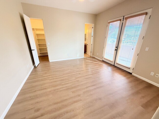 Building Photo - End Unit *Gated* Downtown Phx Townhome 2 Car Garage!