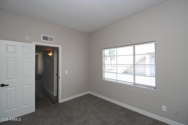 Building Photo - 2807 E Paradise Ln