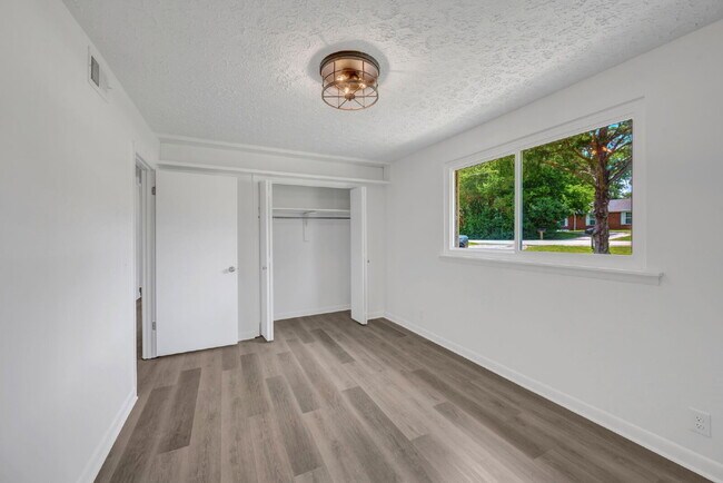 Building Photo - Furnished, remodeled 2BR near Nashville hospitals, all utilities and WiFi included, updated kitch...