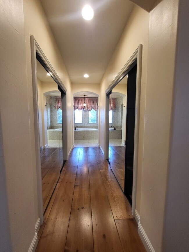 Building Photo - Absolutely Gorgeous 4BD / 3BA Home with Pool in Quiet Neighborhood