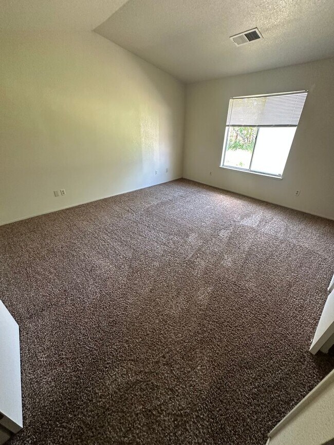 Building Photo - 3 bedroom 2 bath home for rent