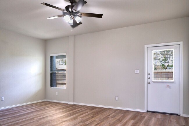 Building Photo - Hunters Ranch Beauty! 3 Bedroom 2 1/2 Bath Townhome