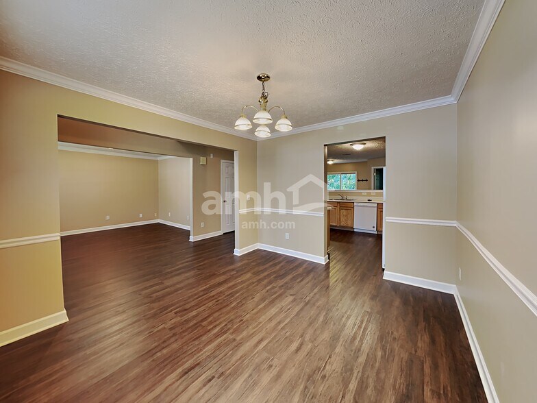 Building Photo - 8028 Meadowview Ln