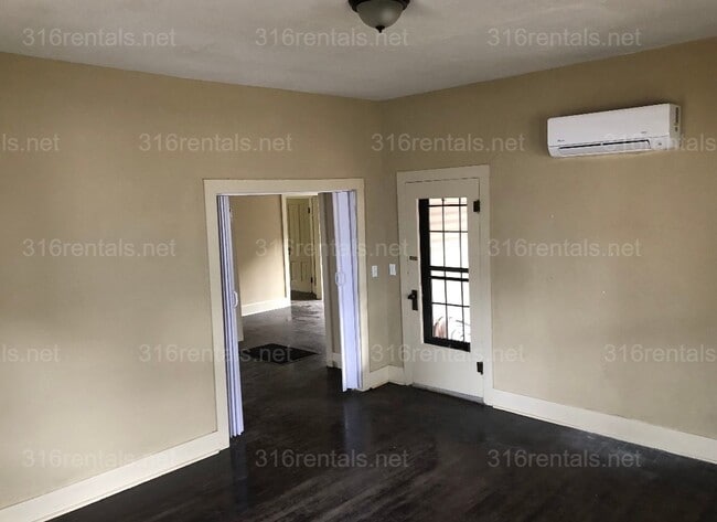 Building Photo - $1100  - 3 bed 1 bath - Single Family Home