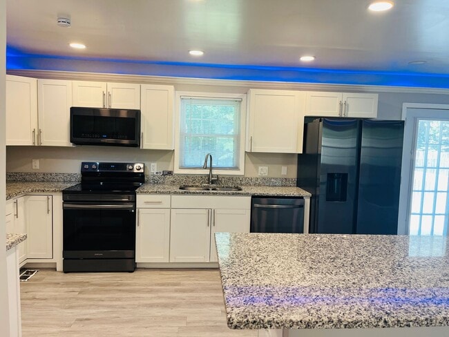 Building Photo - Beautiful 3 bedroom, 3 bathroom with large...
