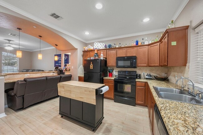 Building Photo - August 2026 Pre-Lease 4 bed Lakeridge - NO CARPET!