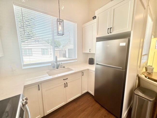 Building Photo - Adorable and updated furnished home in Fol...