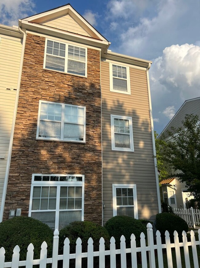 Building Photo - Spacious, Charming 3 Story End Townhome fe...