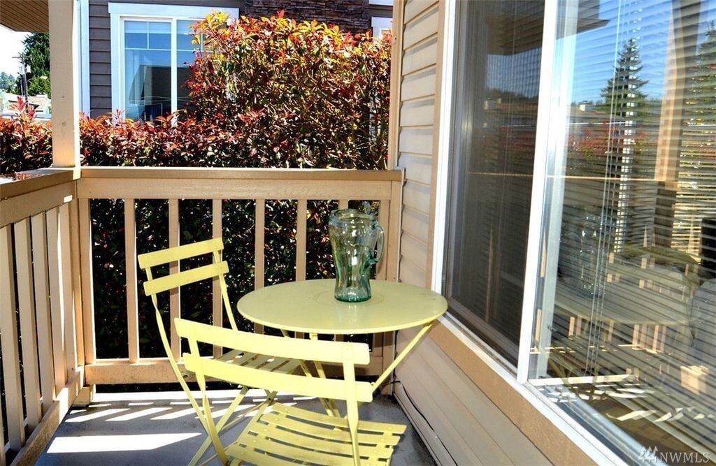 Sunny deck a good spot for reading and relaxing - 610 Glen St