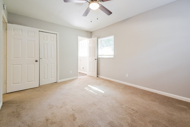 Building Photo - 1821 Pine Creek Dr