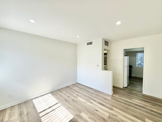 Primary Photo - 477 E Foothill-109