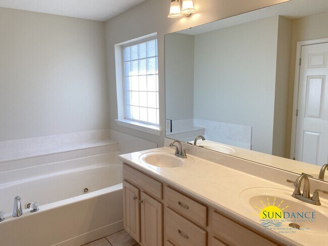 Building Photo - Stunning 4 Bedroom Home in Holley By The Sea