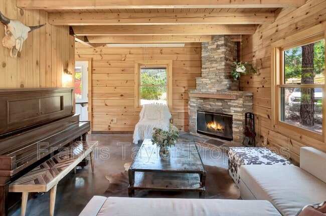 Building Photo - 2689 Daisy Ln