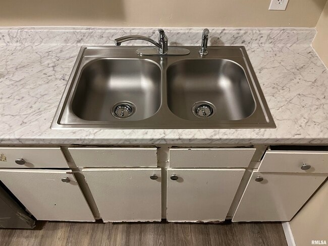 Building Photo - 1304 W Jeth Ct