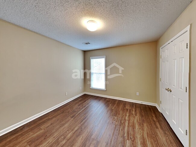 Building Photo - 607 Wallnut Hall Trl