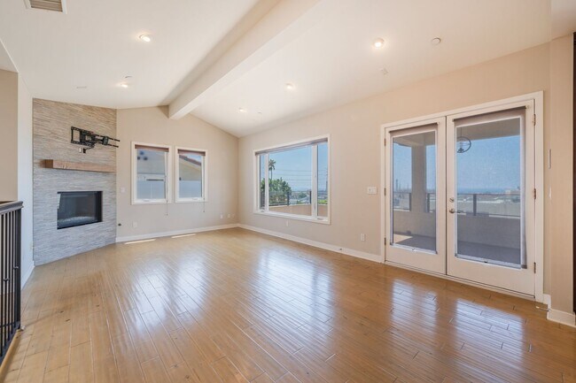 Building Photo - LUXURIOUS-CONTEMPORARY TOWNHOUSE W/ AMAZIN...