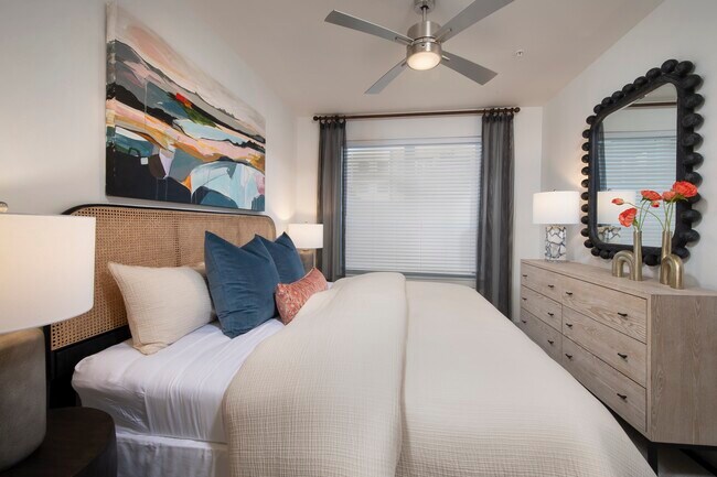 Building Photo - Luxury Living in the Heart of Downtown!