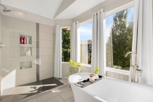 Building Photo - 329 Wyss St