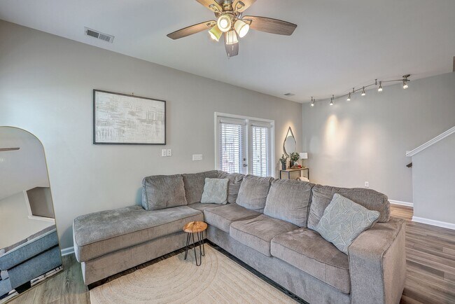 Building Photo - Spacious End-Unit Townhome with Modern Com...