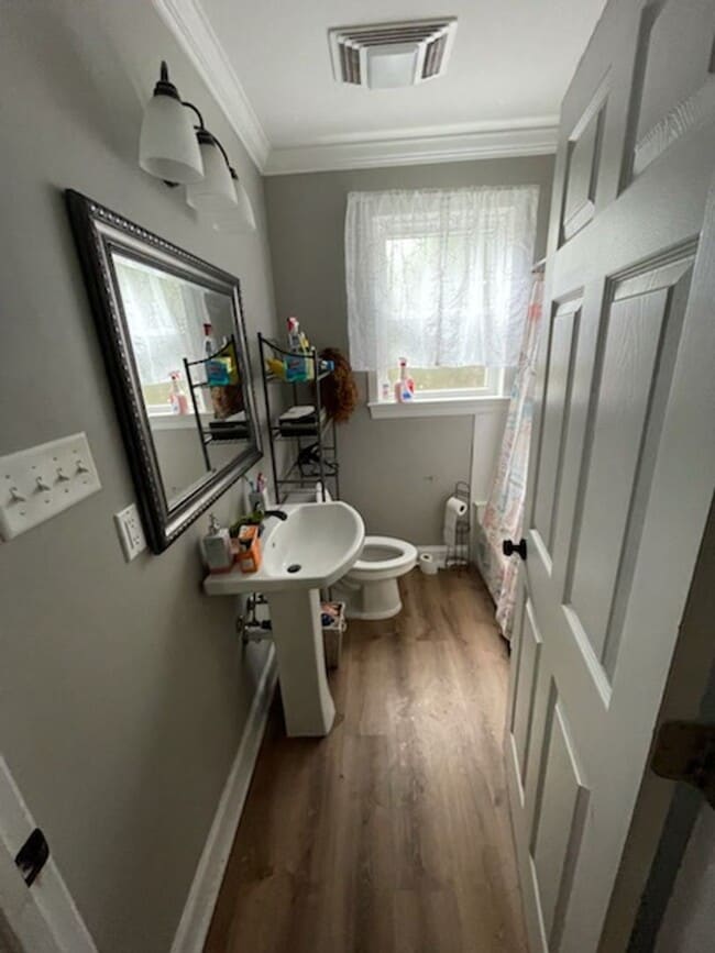 Building Photo - 3 bedrooms 2 baths - $1350 per month