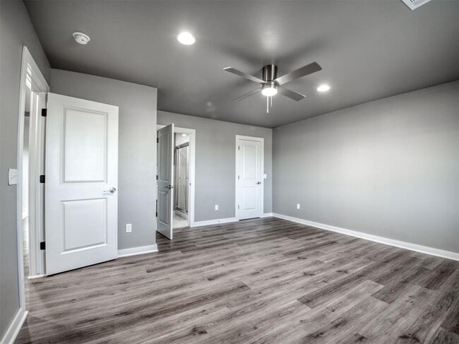 Building Photo - 609 Abadan Dr