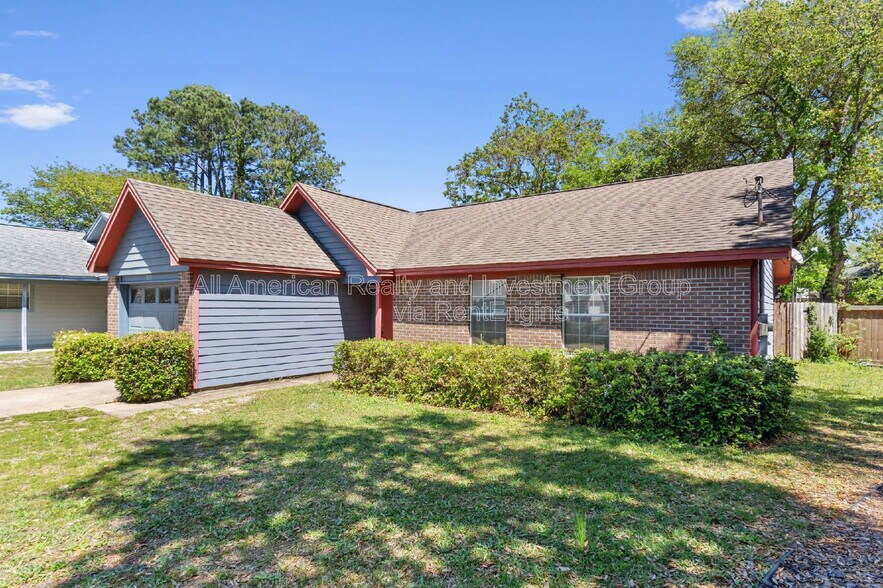 Building Photo - 1925 Estival St