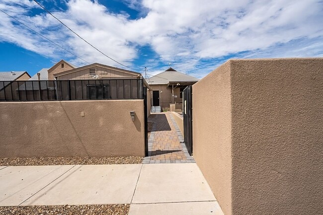 Building Photo - 928 E 6th St